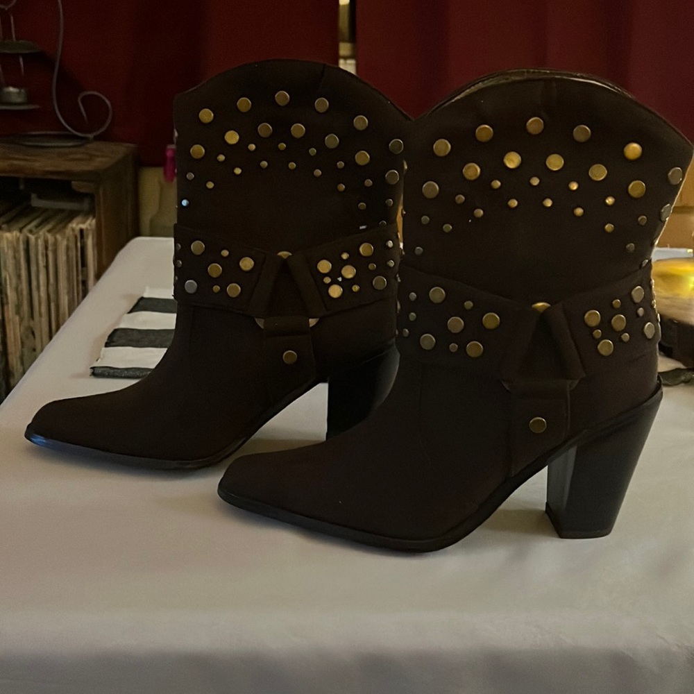 Cute Dark Brown Shorter Boots. Newport News Brand.New, never used, brand new.”